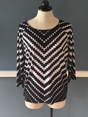Chicos Black & White Geometric Chevron Women’s Top